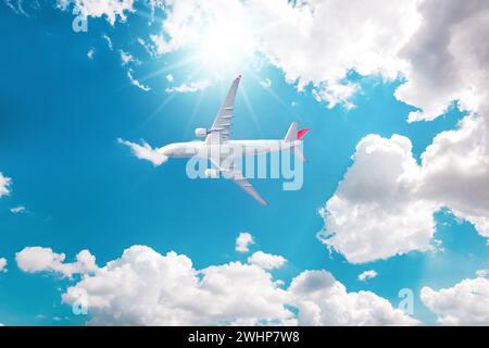 Aereo nel cielo blu con nuvole dal basso, alto aereo passeggeri. aereo a reazione in volo Foto Stock