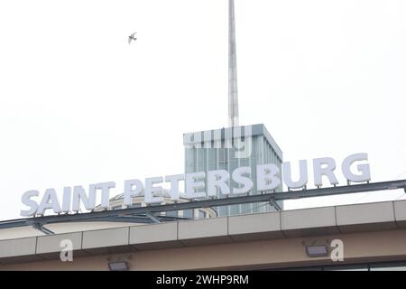 San Pietroburgo, Russia. 7 febbraio 2024. L'insegna di San Pietroburgo si trova alla stazione ferroviaria di Finlandsky. Credito: SOPA Images Limited/Alamy Live News Foto Stock