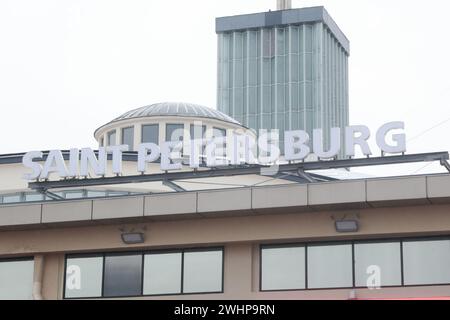 San Pietroburgo, Russia. 7 febbraio 2024. L'insegna di San Pietroburgo si trova alla stazione ferroviaria di Finlandsky. Credito: SOPA Images Limited/Alamy Live News Foto Stock