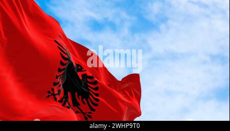 Bandiera nazionale albanese che sventola nel vento in una giornata limpida Foto Stock