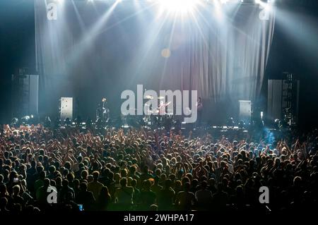 Pubblico delirante con le mani alzate durante un concerto dal vivo Foto Stock