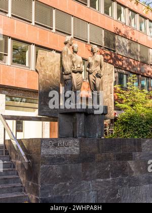 Dortmund, Germania - 14 agosto 2022: Statua delle tre muse a Dortmund, Renania settentrionale-Vestfalia, Germania. Scultore Theodor Uhlmann. Foto Stock