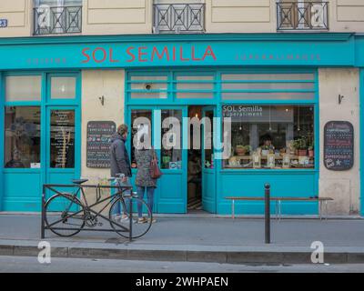 La vita quotidiana nelle strade di Parigi Foto Stock