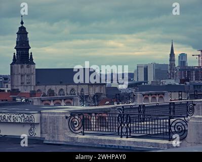 Bruxelles, Belgio. 02-09-2024. Paesaggio astratto della città di Bruxelles. Clima nuvoloso in pieno inverno Foto Stock