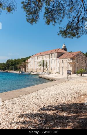 Bellissimo monastero di Badija costruito in pietra, con tetto in argilla rossa, popolare destinazione turistica nell'arcipelago dell'isola di Korcula Foto Stock