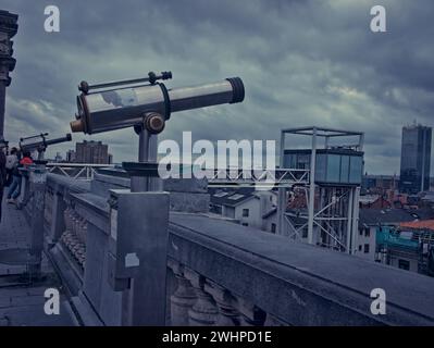 Bruxelles, Belgio. 5 febbraio 2024. Un telescopio per turisti con vista sulla città. Fotografia di strada. Foto Stock