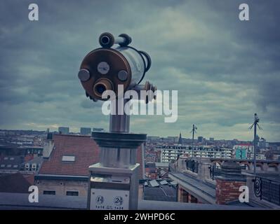 Bruxelles, Belgio. 5 febbraio 2024. Un telescopio per turisti con vista sulla città. Fotografia di strada. Foto Stock