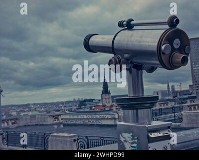 Bruxelles, Belgio. 5 febbraio 2024. Un telescopio per turisti con vista sulla città. Fotografia di strada. Foto Stock