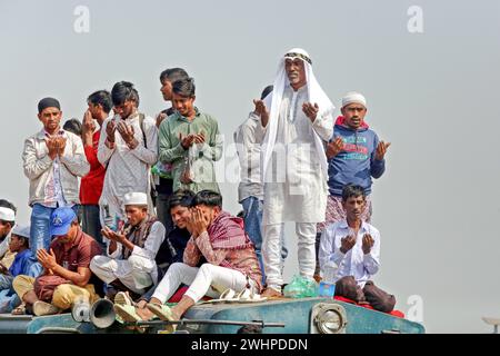 Bishwa Ijtema Kongregation in Bangladesh i devoti musulmani offrono preghiere mentre prendono parte all'Akheri Munajat o preghiere finali durante Biswa Ijtema , una congregazione annuale di musulmani a Tongi, a circa 30 km a nord di Dhaka l'11 febbraio 2024. Distretto di Tongi Dhaka Bangladesh Copyright: XHabiburxRahmanx Foto Stock