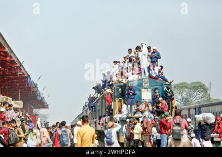 Bishwa Ijtema Kongregation in Bangladesh migliaia di devoti musulmani stanno tornando a casa su un treno sovraffollato dopo aver partecipato alla preghiera finale di Bishwa Ijtema, considerato il secondo raduno musulmano più grande del mondo dopo Hajj, a Tongi, alla periferia di Dhaka, Bangladesh, l'11 febbraio 2024. Distretto di Tongi Dhaka Bangladesh Copyright: XHabiburxRahmanx Foto Stock