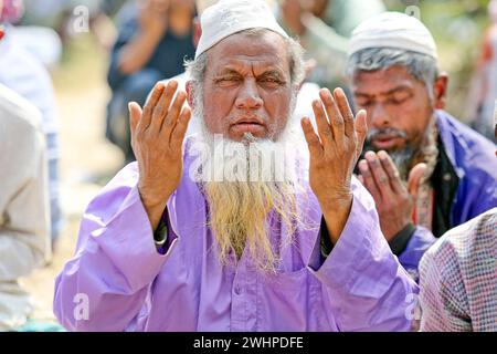 Bishwa Ijtema Kongregation in Bangladesh i devoti musulmani offrono preghiere mentre prendono parte all'Akheri Munajat o preghiere finali durante Biswa Ijtema , una congregazione annuale di musulmani a Tongi, a circa 30 km a nord di Dhaka l'11 febbraio 2024. Distretto di Tongi Dhaka Bangladesh Copyright: XHabiburxRahmanx Foto Stock