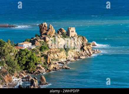 Rovine del Castello di Torre Caldura su un promontorio roccioso che si protende nel mare vicino a Cefalù, Sicilia, Italia Foto Stock