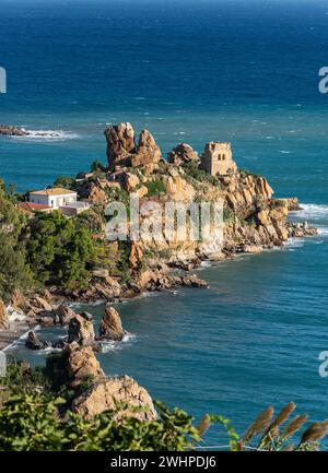 Rovine del Castello di Torre Caldura su un promontorio roccioso che si protende nel mare vicino a Cefalù, Sicilia, Italia Foto Stock