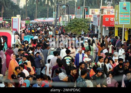 Dacca, Bangladesh. 11 febbraio 2024. I visitatori sono visitati durante la fiera nazionale del libro chiamata Ekushey Boi Mela a Dacca. Ogni anno, la Bangla Academy organizza la fiera nazionale del libro nell'area dell'Università di Dhaka. Questa fiera del libro è la più grande del Bangladesh e si svolge per tutto il mese di febbraio. A Dacca, Bangladesh, il 10 febbraio 2024. Foto di Habibur Rahman/ABACAPRESS.COM credito: Abaca Press/Alamy Live News Foto Stock