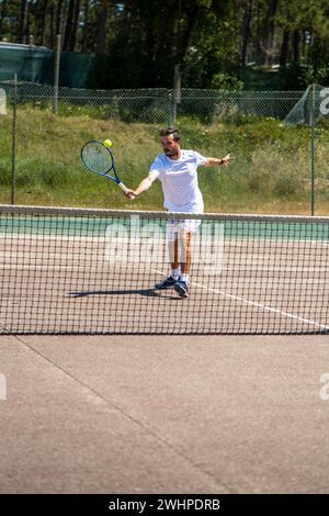 Tennista che esegue un drop shot Foto Stock