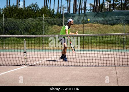 Tennista che esegue un drop shot Foto Stock