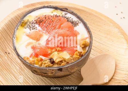 Yogurt con pompelmo, muesli, chia e miele Foto Stock