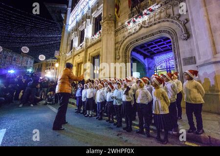 Canto de villancicos por el coro infantil del Teatre Principal de Palma Foto Stock