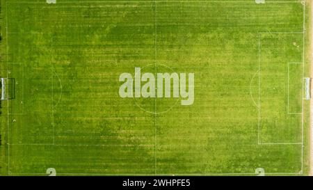 Vista dall'alto campo da calcio a strisce d'erba. Prato verde con linee bianche sfondo modello. Foto Stock