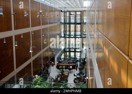 TORINO, ITALIA - 13 settembre 2019: Vista nella hall di un hotel di lusso nell'ex fabbrica Fiat Lingotto di Torino Foto Stock