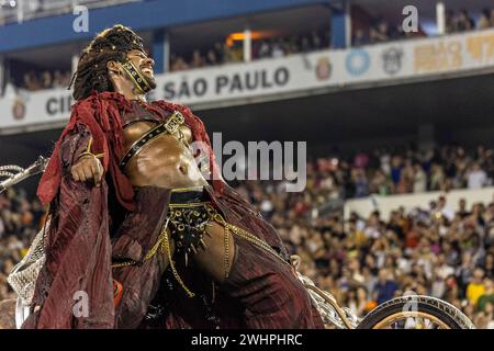 ao Paulo, Brasile, il 10 febbraio 2024. La scuola di samba Vai-Vai sfilerà nel gruppo speciale delle scuole di samba di San Paolo presso l'Anhembi Sambadrome di San Paolo, Brasile, il 10 febbraio 2024. (Foto di Pedro Paulo Diaz/Thenews2/NurPhoto) credito: NurPhoto SRL/Alamy Live News Foto Stock