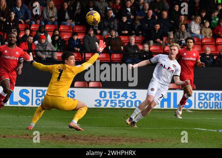 Walsall, Regno Unito. 10 febbraio 2024. Will Evans della contea di Newport (c) segna il secondo gol della sua squadra. EFL Skybet Football League Two Match, Walsall contro Newport County allo stadio Bescot di Walsall, West Midlands, sabato 10 febbraio 2024. Questa immagine può essere utilizzata solo per scopi editoriali. Solo per uso editoriale, foto di Credit: Andrew Orchard Sports Photography/Alamy Live News Foto Stock