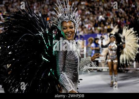 ao Paulo, Brasile, il 10 febbraio 2024. La cantante Negra li partecipa alla parata della scuola Vai-Vai samba, che fa parte del gruppo speciale delle scuole di samba di San Paolo, che si svolge al Sambodromo do Anhembi nel nord di San Paolo, in Brasile, il 10 febbraio 2024. (Foto di Pedro Paulo Diaz/Thenews2/NurPhoto) credito: NurPhoto SRL/Alamy Live News Foto Stock