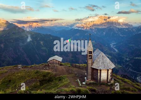 Vista serale dal Monte col DI Lana con cappella al Monte Pelmo e al Monte Civetta, uno dei migliori panorami delle Dolomiti italiane Foto Stock