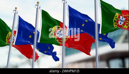 Le bandiere del Portogallo sventolano con la bandiera dell'Unione europea in una giornata limpida Foto Stock