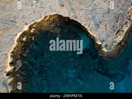 Paesaggio fatto di Capo Greko o grotte marine di Capo Greco Ayia Napa Cipro. Turisti che fanno visite turistiche Foto Stock
