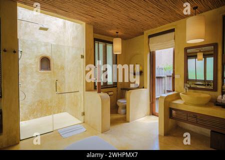 Bagno interno di una casa moderna con piscina, villa moderna sulla spiaggia Foto Stock