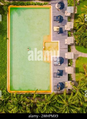 Vista aerea con droni su una piscina nella giungla della Thailandia, Foto Stock