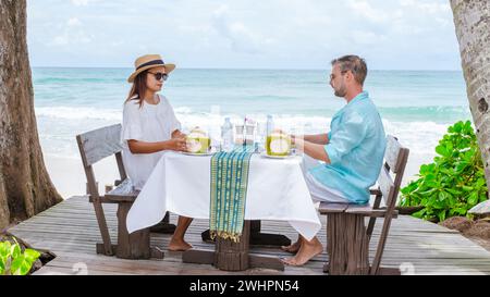 Cena romantica sulla spiaggia di Koh Kood in Thailandia, coppia che cena sulla spiaggia durante le vacanze Foto Stock