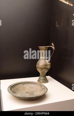 jarro liturgico y patena de bronce, siglo VII, Illescas, Museo de los Concilios y la Cultura Visigoda, Iglesia de San Román, Toledo, Castilla-la Manch Foto Stock