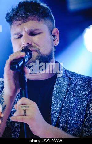 Berna, Svizzera. 10 febbraio 2024. La band indie folk svizzera The Gardener & the Tree esegue un concerto dal vivo al Bierhübeli di Berna. Qui il cantante Manuel Felder viene visto dal vivo sul palco. (Photo Credit: Gonzales Photo/Alamy Live News Foto Stock