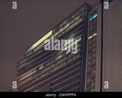 Bruxelles, Belgio. 5 febbraio 2024. Edificio illuminato. I grattacieli di Bruxelles. Luce nelle finestre di un grattacielo. Facciata dell'hotel Thon Foto Stock