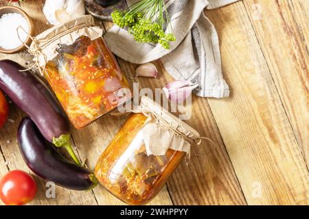 Cibo fermentato fatto in casa sano. Insalata di melanzane con verdure un tavolo rustico. Economia domestica, conservazione del raccolto autunnale. Vie Foto Stock