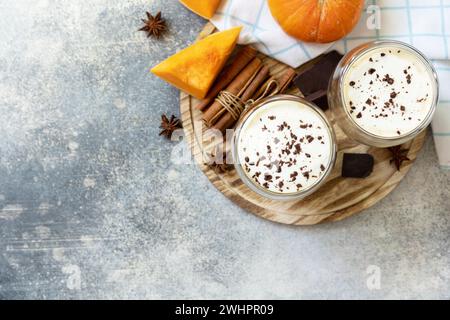 Concetto autunnale stagionale con bevanda calda. Il latte di zucca spezia il caffè su uno sfondo di pietra. Vista dall'alto. Copia spazio. Foto Stock