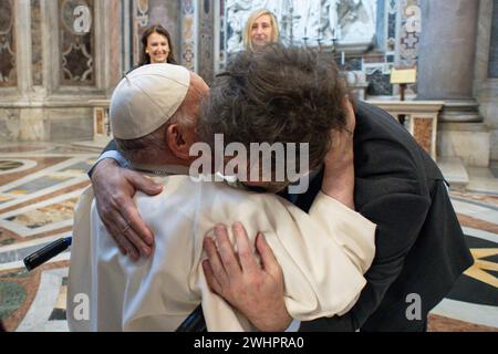 Vaticano, Vaticano. 11 febbraio 2024. Italia, Roma, Vaticano, 2024/2/11.Papa Francesco (L) saluto il Presidente argentino Javier Milei (R) in Vaticano Fotografia di Vatiocan Media/Catholic Press Photo s. LIMITATO ALL'USO EDITORIALE - NON MARKETING - NON CAMPAGNE PUBBLICITARIE. Credito: Agenzia fotografica indipendente/Alamy Live News Foto Stock