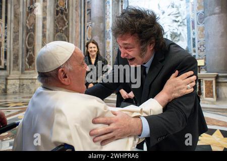 Vaticano, Vaticano. 11 febbraio 2024. Italia, Roma, Vaticano, 2024/2/11.Papa Francesco (L) saluto il Presidente argentino Javier Milei (R) in Vaticano Fotografia di Vatiocan Media/Catholic Press Photo s. LIMITATO ALL'USO EDITORIALE - NON MARKETING - NON CAMPAGNE PUBBLICITARIE. Credito: Agenzia fotografica indipendente/Alamy Live News Foto Stock