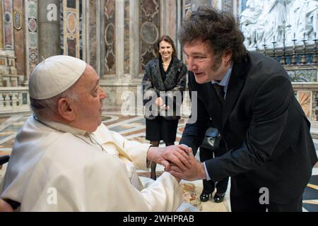 Vaticano, Vaticano. 11 febbraio 2024. Italia, Roma, Vaticano, 2024/2/11.Papa Francesco (L) saluto il Presidente argentino Javier Milei (R) in Vaticano Fotografia di Vatiocan Media/Catholic Press Photo s. LIMITATO ALL'USO EDITORIALE - NON MARKETING - NON CAMPAGNE PUBBLICITARIE. Credito: Agenzia fotografica indipendente/Alamy Live News Foto Stock