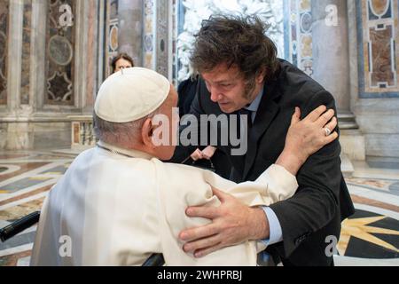 Vaticano, Vaticano. 11 febbraio 2024. Italia, Roma, Vaticano, 2024/2/11.Papa Francesco (L) saluto il Presidente argentino Javier Milei (R) in Vaticano Fotografia di Vatiocan Media/Catholic Press Photo s. LIMITATO ALL'USO EDITORIALE - NON MARKETING - NON CAMPAGNE PUBBLICITARIE. Credito: Agenzia fotografica indipendente/Alamy Live News Foto Stock