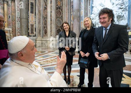 Vaticano, Vaticano. 11 febbraio 2024. Italia, Roma, Vaticano, 2024/2/11.Papa Francesco (L) saluto in Vaticano il Presidente argentino Javier Milei (R) e sua sorella Karina Milei (2° R). Foto di Vatican Media/Catholic Press Photo. LIMITATA ALL'USO EDITORIALE, NON È PREVISTA ALCUNA CAMPAGNA PUBBLICITARIA. Credito: Agenzia fotografica indipendente/Alamy Live News Foto Stock