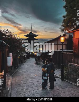 Le coppie asiatiche che indossano kimono tradizionali giapponesi si godono il tramonto al quartiere di Higashiyama il 29 agosto 2022 a Kyoto, in Giappone. Higashiyama-ku conserva l'aspetto e l'atmosfera del Giappone dell'era feudale in un quartiere storico costruito in legno di stradine strette fiancheggiate da negozi di ceramica tradizionali, case da tè e ristoranti. Foto di Victor Fraile / Power Sport Images Foto Stock