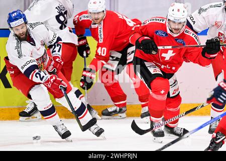 KARLSTAD, SVEZIA 20240211Martin Ruzicka della Repubblica Ceca, André Heim della Svizzera e Marc Marchon della Svizzera durante i Beijer Hockey Games di domenica Foto Stock