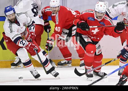 KARLSTAD, SVEZIA 20240211Martin Ruzicka della Repubblica Ceca, André Heim della Svizzera e Marc Marchon della Svizzera durante i Beijer Hockey Games di domenica Foto Stock