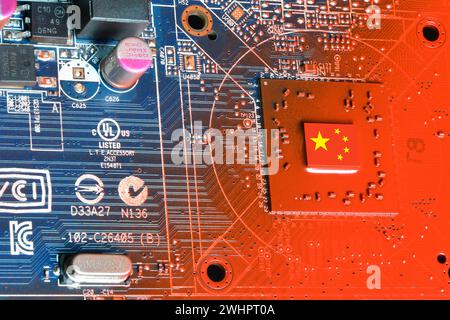 Bandiera della Repubblica di Cina sul nucleo di un processore di un circuito stampato elettronico. Concetto di supremazia nel microchip globale e semicond Foto Stock