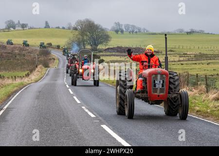 Balfron, Stirling, Scozia, Regno Unito. 11 febbraio 2024. Raccolta fondi Trossachs Tractor Run per Chest Heart e Stroke Scotland. L'evento di beneficenza è stato organizzato da Robert Wilson di Kippen in memoria del famoso fabbro Arnprior Bobby Gunn che morì improvvisamente al lavoro nel 2017. Oltre 40 trattori percorreranno il percorso di 50 km attraverso l'area di Stirling. Le donazioni all'ente di beneficenza possono essere fatte attraverso la pagina "Just Giving" di Robert. Crediti: Kay Roxby/Alamy Live News Foto Stock