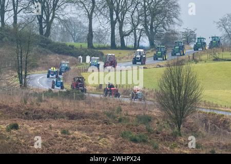 Balfron, Stirling, Scozia, Regno Unito. 11 febbraio 2024. Raccolta fondi Trossachs Tractor Run per Chest Heart e Stroke Scotland. L'evento di beneficenza è stato organizzato da Robert Wilson di Kippen in memoria del famoso fabbro Arnprior Bobby Gunn che morì improvvisamente al lavoro nel 2017. Oltre 40 trattori percorreranno il percorso di 50 km attraverso l'area di Stirling. Le donazioni all'ente di beneficenza possono essere fatte attraverso la pagina "Just Giving" di Robert. Crediti: Kay Roxby/Alamy Live News Foto Stock