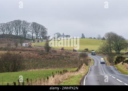 Balfron, Stirling, Scozia, Regno Unito. 11 febbraio 2024. Raccolta fondi Trossachs Tractor Run per Chest Heart e Stroke Scotland. L'evento di beneficenza è stato organizzato da Robert Wilson di Kippen in memoria del famoso fabbro Arnprior Bobby Gunn che morì improvvisamente al lavoro nel 2017. Oltre 40 trattori percorreranno il percorso di 50 km attraverso l'area di Stirling. Le donazioni all'ente di beneficenza possono essere fatte attraverso la pagina "Just Giving" di Robert. Crediti: Kay Roxby/Alamy Live News Foto Stock